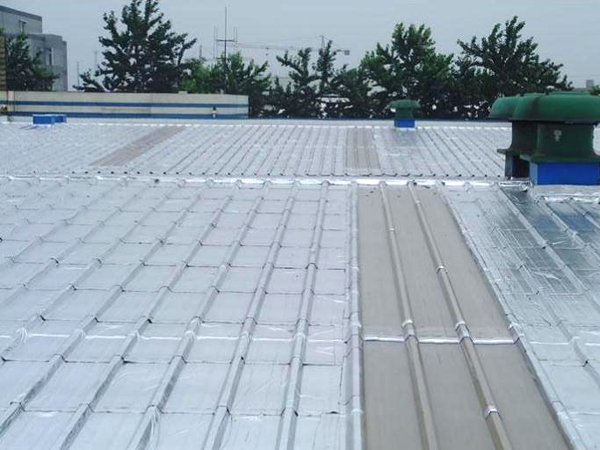 Self adhesive wet laid waterproof membrane